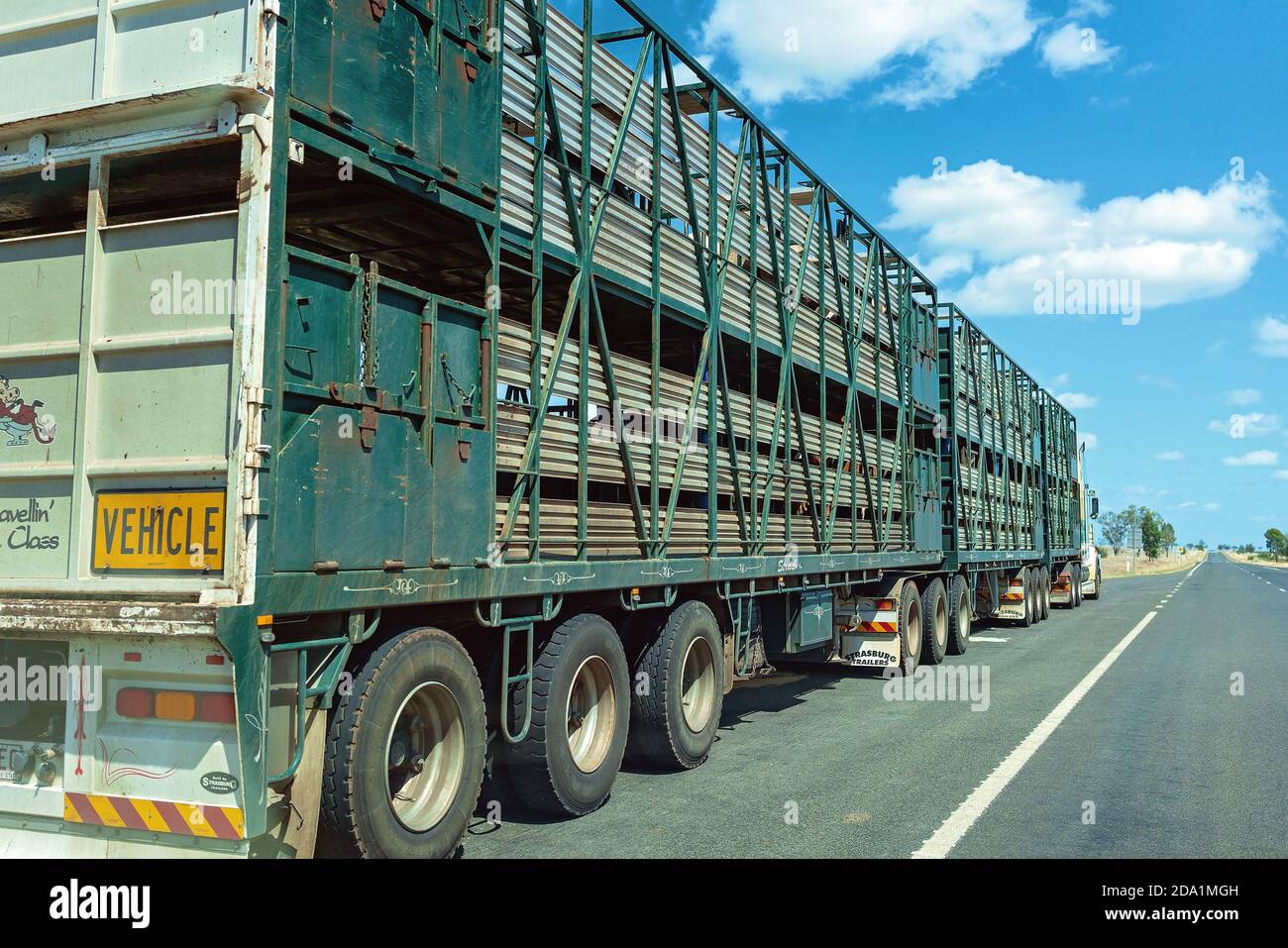 Clermont, Queensland, Australia - Ottobre 2019: Un lungo treno stradale utilizzato per il carting del bestiame al mercato o alla macellazione Foto Stock