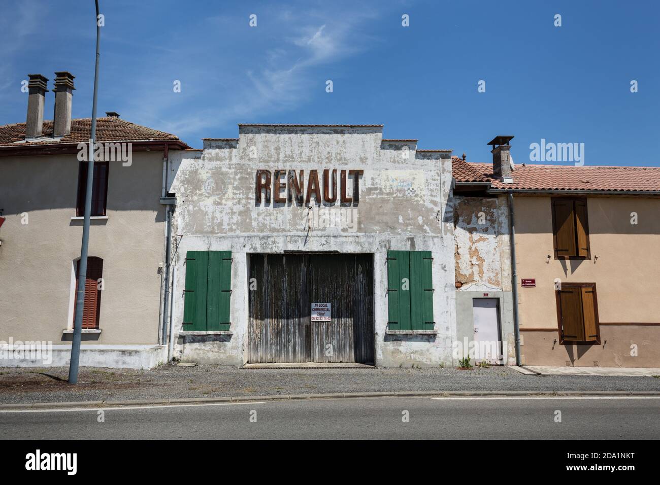 Vecchio garage Renault sulla Route du Comminges, Francia Foto Stock