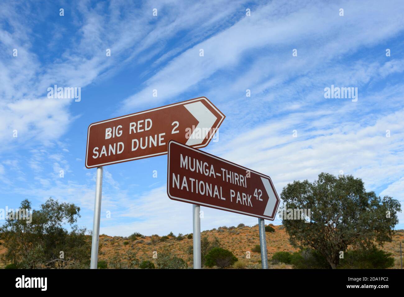 Cartello che indica la Big Red Sand Dune, una famosa attrazione turistica, Birdsville, Queensland, QLD, Australia Foto Stock