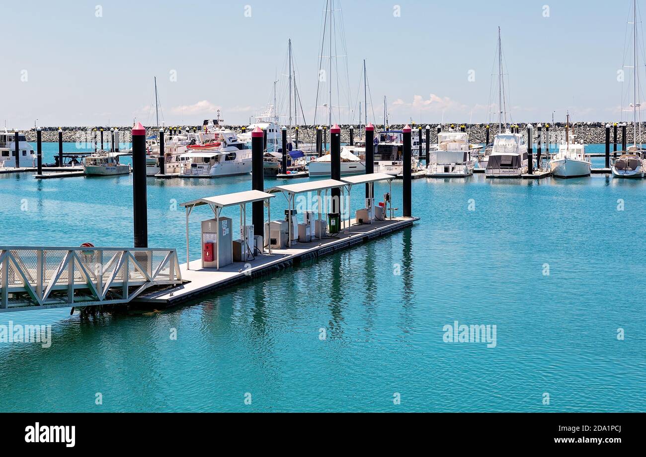 Mackay, Queensland, Australia - Ottobre 2019: Piattaforma di rifornimento galleggiante per le navi oceaniche ormeggiate al porto Foto Stock