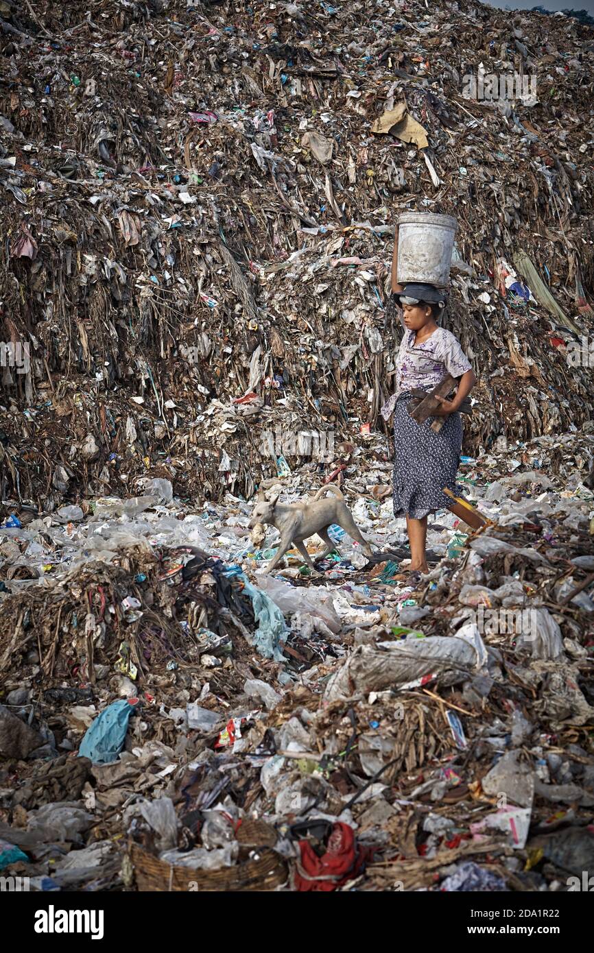 Mae Sot, Thailandia. Aprile 2012. Una donna, una rifugiata del Myanmar, su una montagna di rifiuti nella discarica della città. Foto Stock