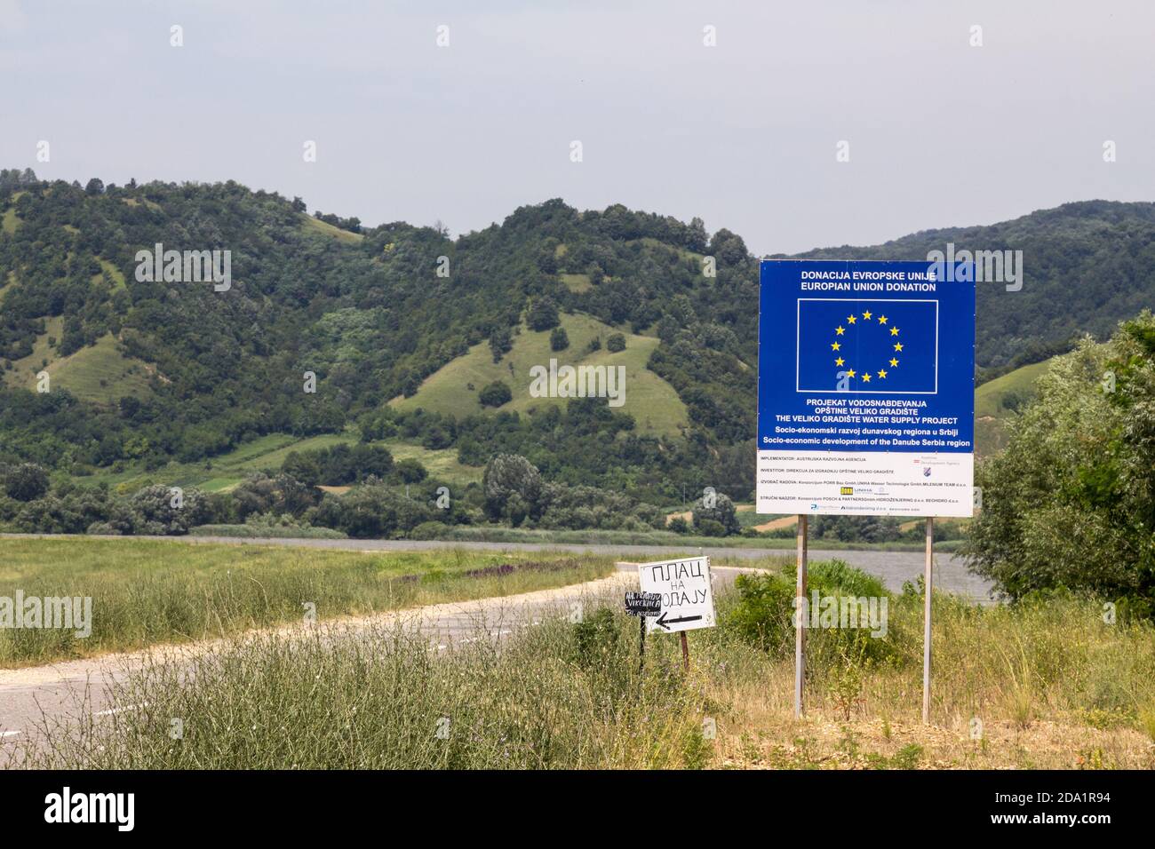 VELIKO GRADISTE, SERBIA - 26 GIUGNO 2016: Segnale stradale per la promozione di un progetto di ricostruzione finanziato dall'Unione europea in Serbia. L'Unione europea è una delle principali Foto Stock