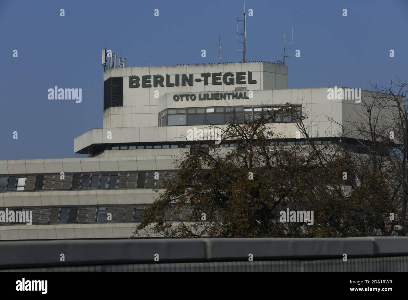 Berlino, Germania. 8 novembre 2020. Tegel: Il pilota Christopher Ruch volerà l'ultimo aereo da decollare da Tegel. Con il volo Air France AF1235, il pilota decollerà da Tegel a Parigi Charles de Gaulle alle 15 (Foto di Simone Kuhlmey/Pacific Press) Credit: Pacific Press Media Production Corp./Alamy Live News Foto Stock