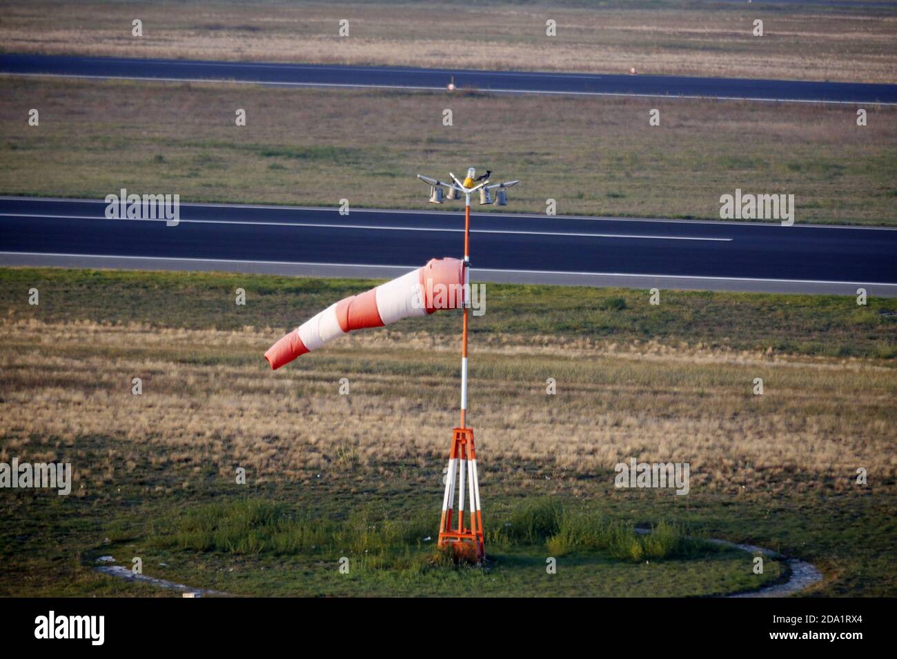 Berlino, Germania. 8 novembre 2020. Tegel: Il pilota Christopher Ruch volerà l'ultimo aereo da decollare da Tegel. Con il volo Air France AF1235, il pilota decollerà da Tegel a Parigi Charles de Gaulle alle 15 (Foto di Simone Kuhlmey/Pacific Press) Credit: Pacific Press Media Production Corp./Alamy Live News Foto Stock