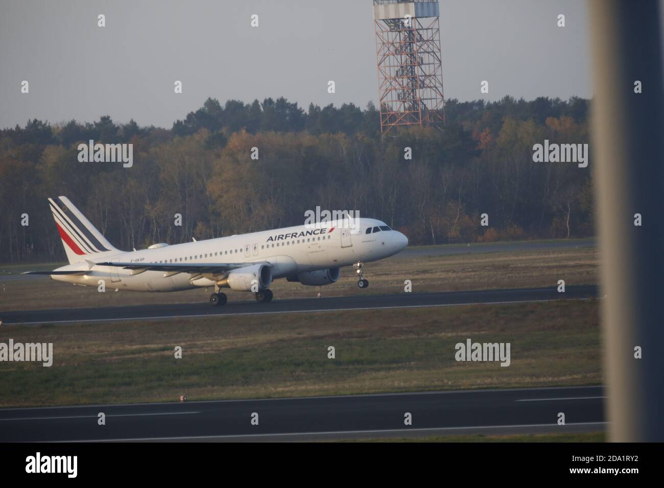 Berlino, Germania. 8 novembre 2020. Tegel: Il pilota Christopher Ruch volerà l'ultimo aereo da decollare da Tegel. Con il volo Air France AF1235, il pilota decollerà da Tegel a Parigi Charles de Gaulle alle 15 (Foto di Simone Kuhlmey/Pacific Press) Credit: Pacific Press Media Production Corp./Alamy Live News Foto Stock