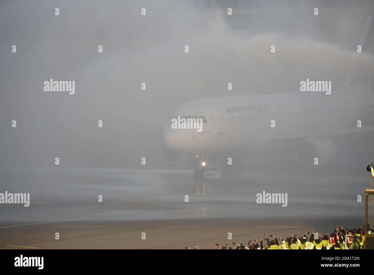 Berlino, Germania. 8 novembre 2020. Tegel: Il pilota Christopher Ruch volerà l'ultimo aereo da decollare da Tegel. Con il volo Air France AF1235, il pilota decollerà da Tegel a Parigi Charles de Gaulle alle 15 (Foto di Simone Kuhlmey/Pacific Press) Credit: Pacific Press Media Production Corp./Alamy Live News Foto Stock