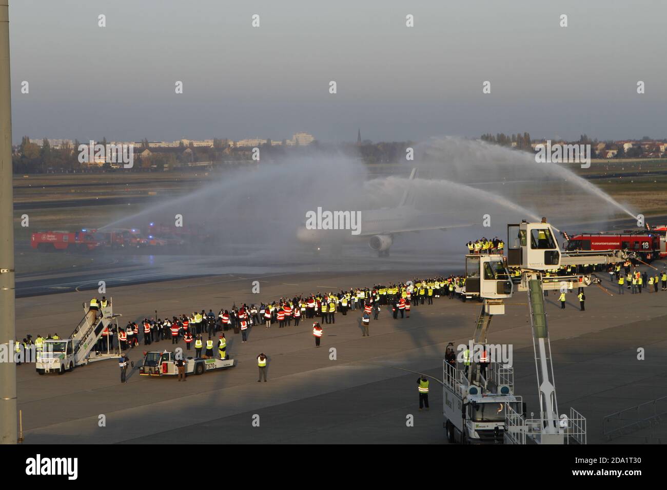 Berlino, Germania. 8 novembre 2020. Tegel: Il pilota Christopher Ruch volerà l'ultimo aereo da decollare da Tegel. Con il volo Air France AF1235, il pilota decollerà da Tegel a Parigi Charles de Gaulle alle 15 (Foto di Simone Kuhlmey/Pacific Press) Credit: Pacific Press Media Production Corp./Alamy Live News Foto Stock