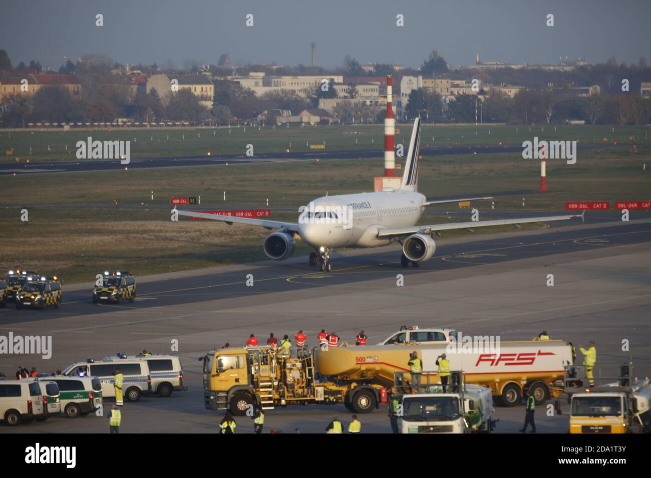 Berlino, Germania. 8 novembre 2020. Tegel: Il pilota Christopher Ruch volerà l'ultimo aereo da decollare da Tegel. Con il volo Air France AF1235, il pilota decollerà da Tegel a Parigi Charles de Gaulle alle 15 (Foto di Simone Kuhlmey/Pacific Press) Credit: Pacific Press Media Production Corp./Alamy Live News Foto Stock