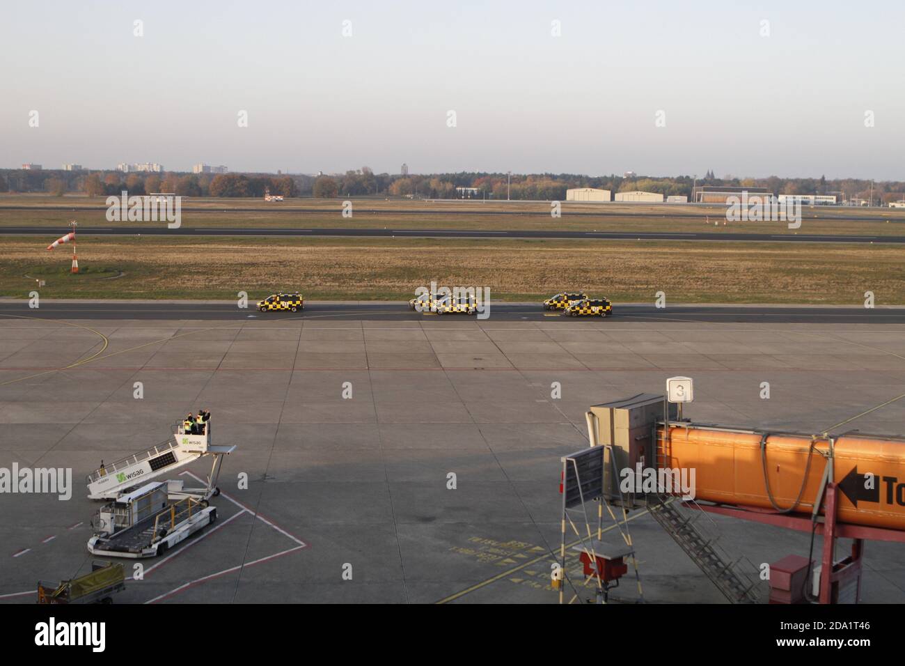 Berlino, Germania. 8 novembre 2020. Tegel: Il pilota Christopher Ruch volerà l'ultimo aereo da decollare da Tegel. Con il volo Air France AF1235, il pilota decollerà da Tegel a Parigi Charles de Gaulle alle 15 (Foto di Simone Kuhlmey/Pacific Press) Credit: Pacific Press Media Production Corp./Alamy Live News Foto Stock