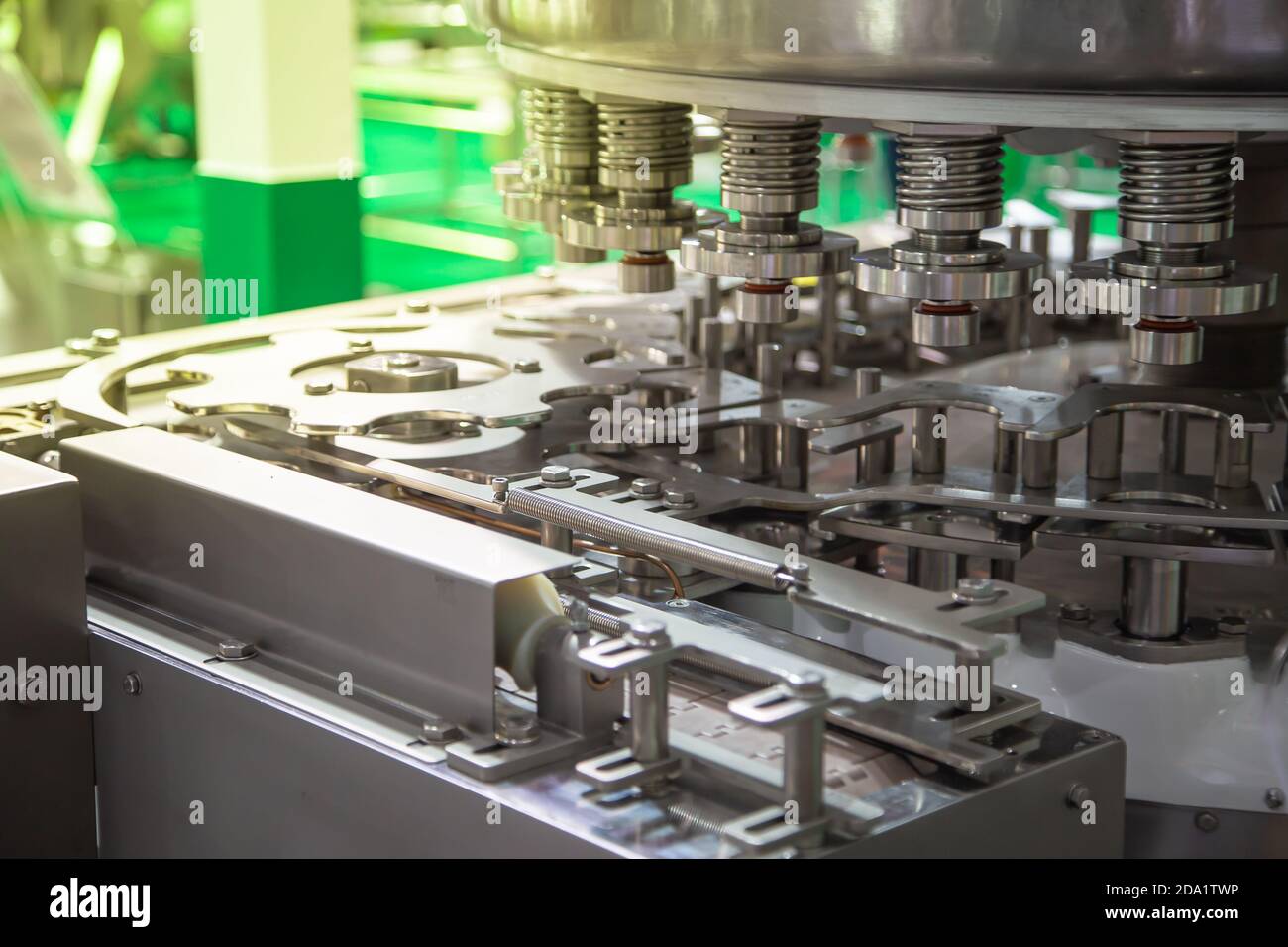 Macchina per il riempimento e l'imballaggio di bottiglie liquide nell'industria alimentare Foto Stock