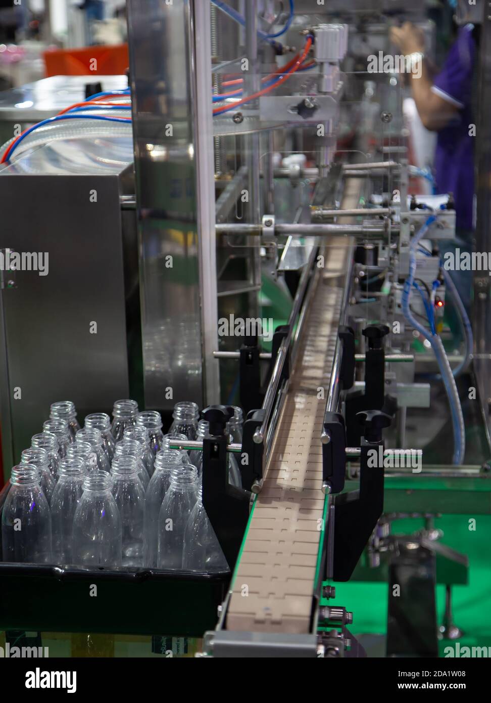 Macchina per il riempimento e l'imballaggio di bottiglie liquide nell'industria alimentare Foto Stock