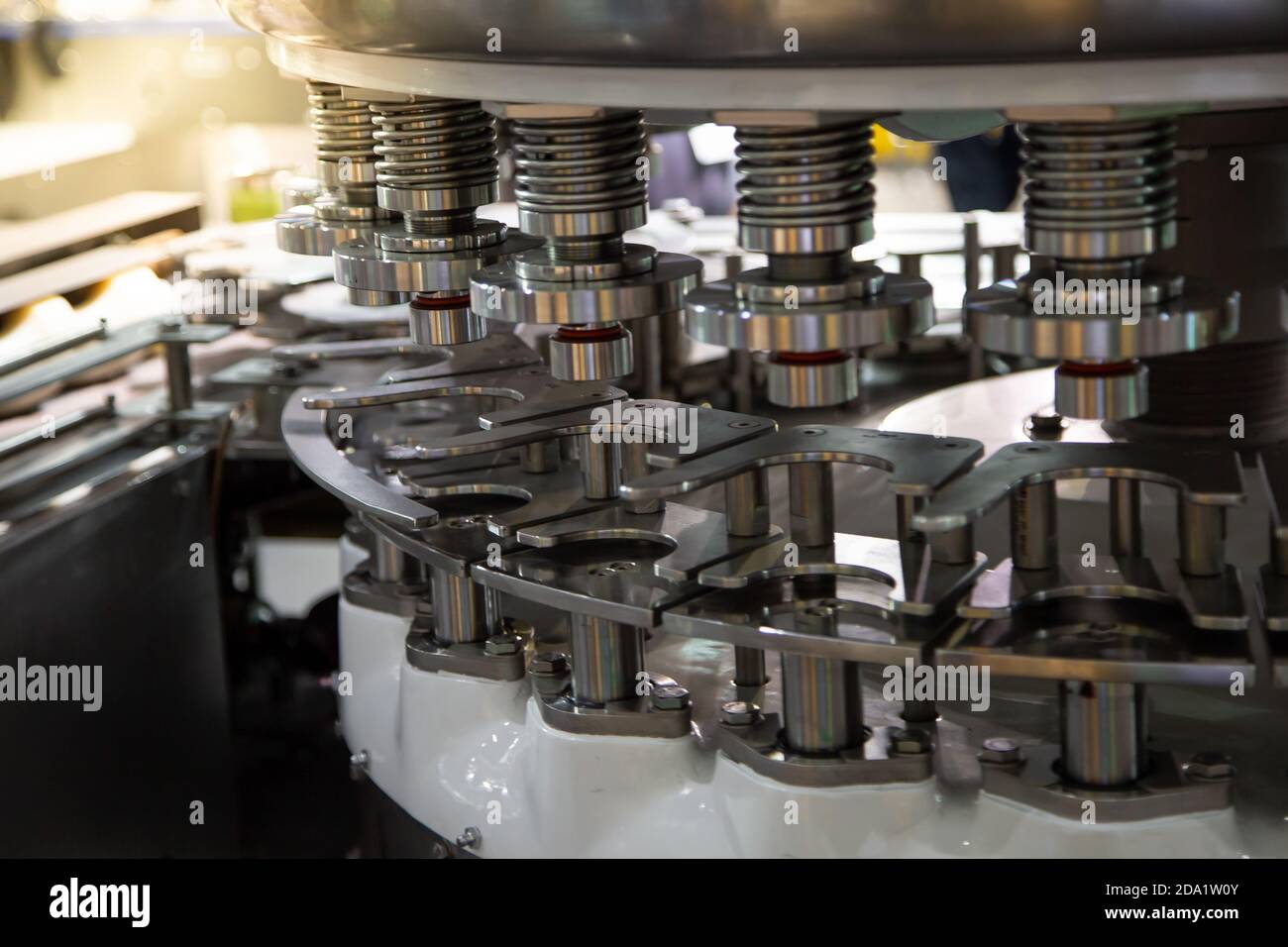 Macchina per il riempimento e l'imballaggio di bottiglie liquide nell'industria alimentare Foto Stock