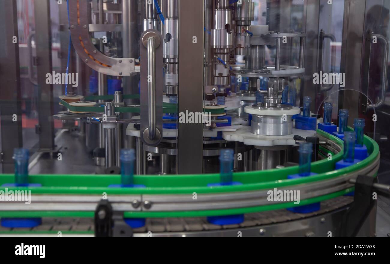 Produzione di riempitrice e confezionatrice di bottiglie liquide in alimenti industria Foto Stock