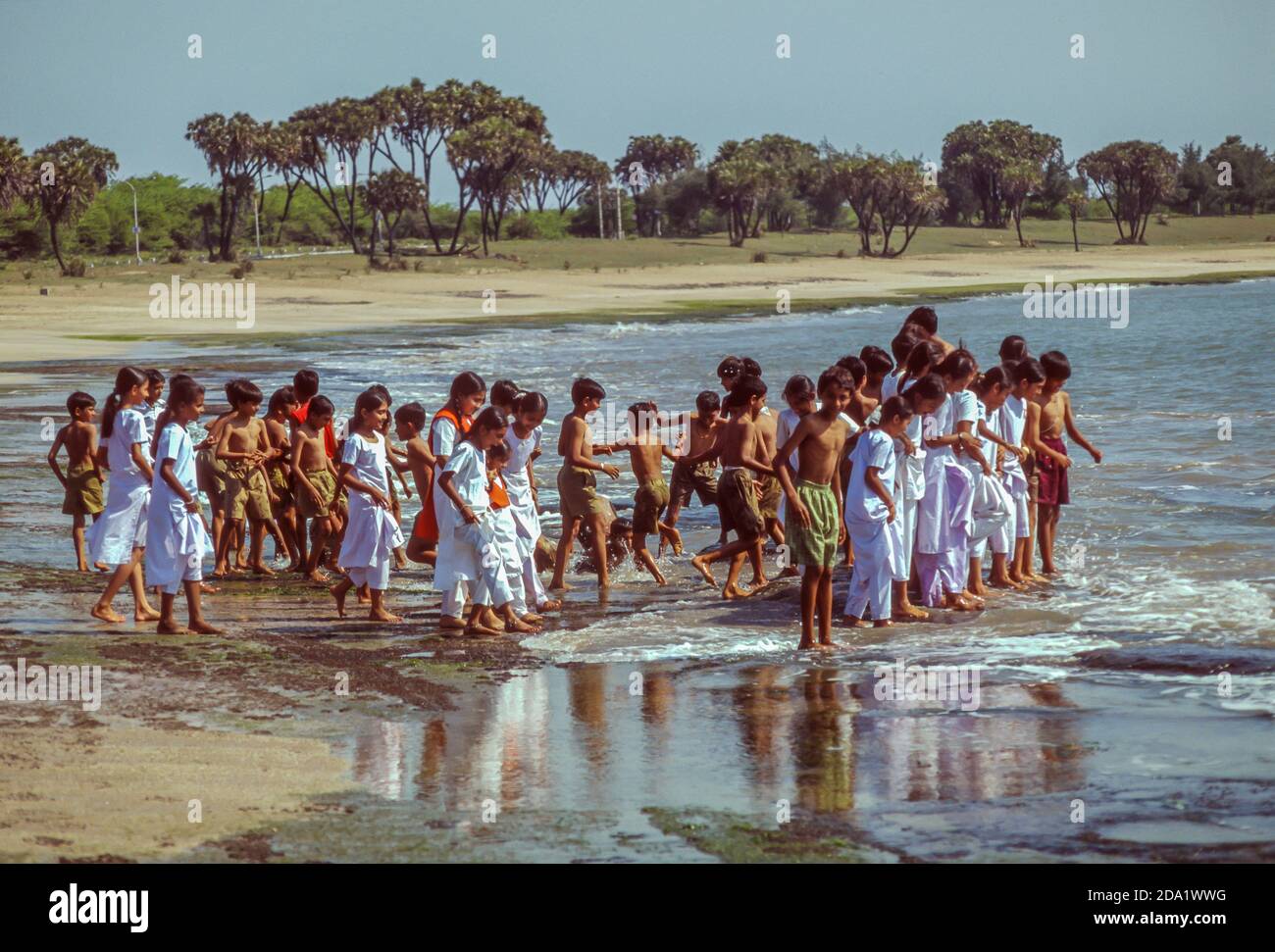 Festa scolastica facendo un tuffo a Nagoa Beach, Diu Town, Unione territorio di Diu, India occidentale Foto Stock