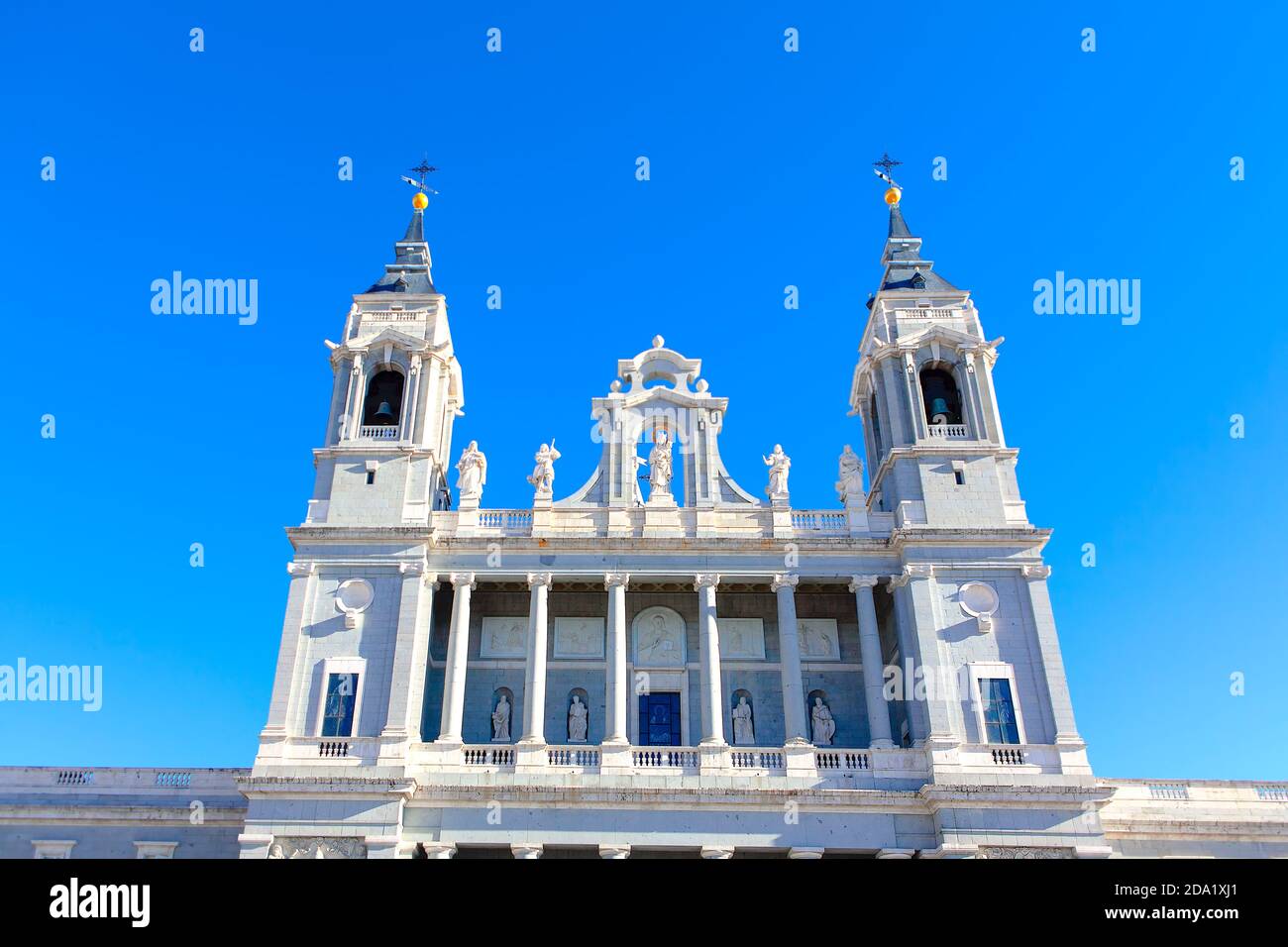 Facciata della Catedral de la Almudena a Madrid . Famosa cattedrale nella capitale spagnola Foto Stock