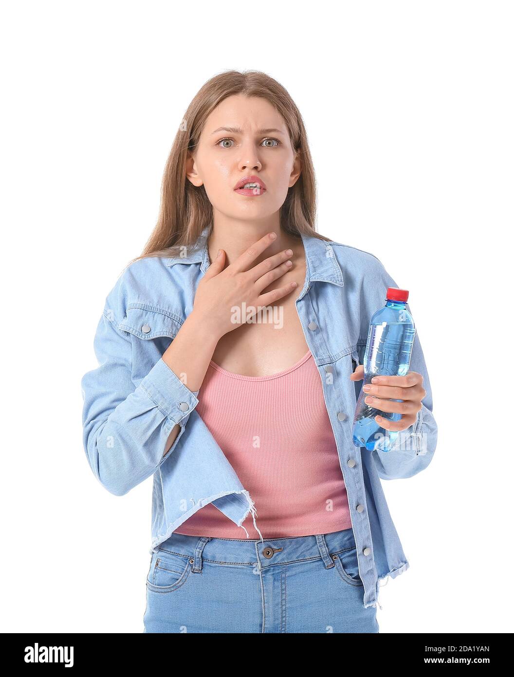 Donna con problemi di sete eccessiva su sfondo bianco. Sintomi del diabete Foto Stock