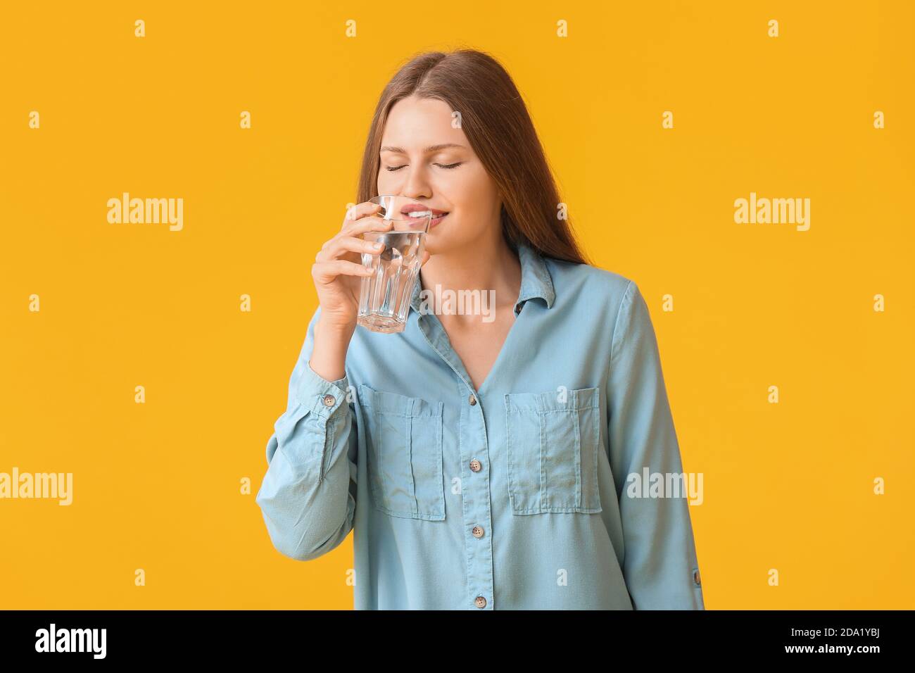 Donna con problemi di sete eccessiva su sfondo a colori. Sintomi del diabete Foto Stock