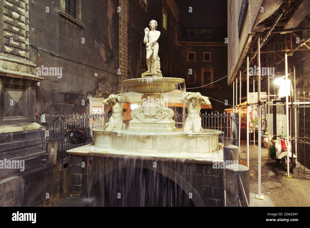 CATANIA, ITALIA - 19 DICEMBRE 2019: barocca fontana monumentale di Amenano nel centro storico di Catania di notte, Sicilia Foto Stock