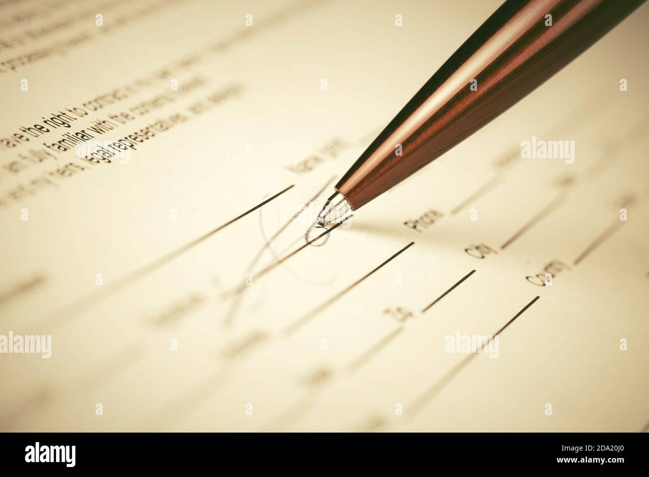 Primo piano della firma del modulo di pen over del contratto Foto Stock