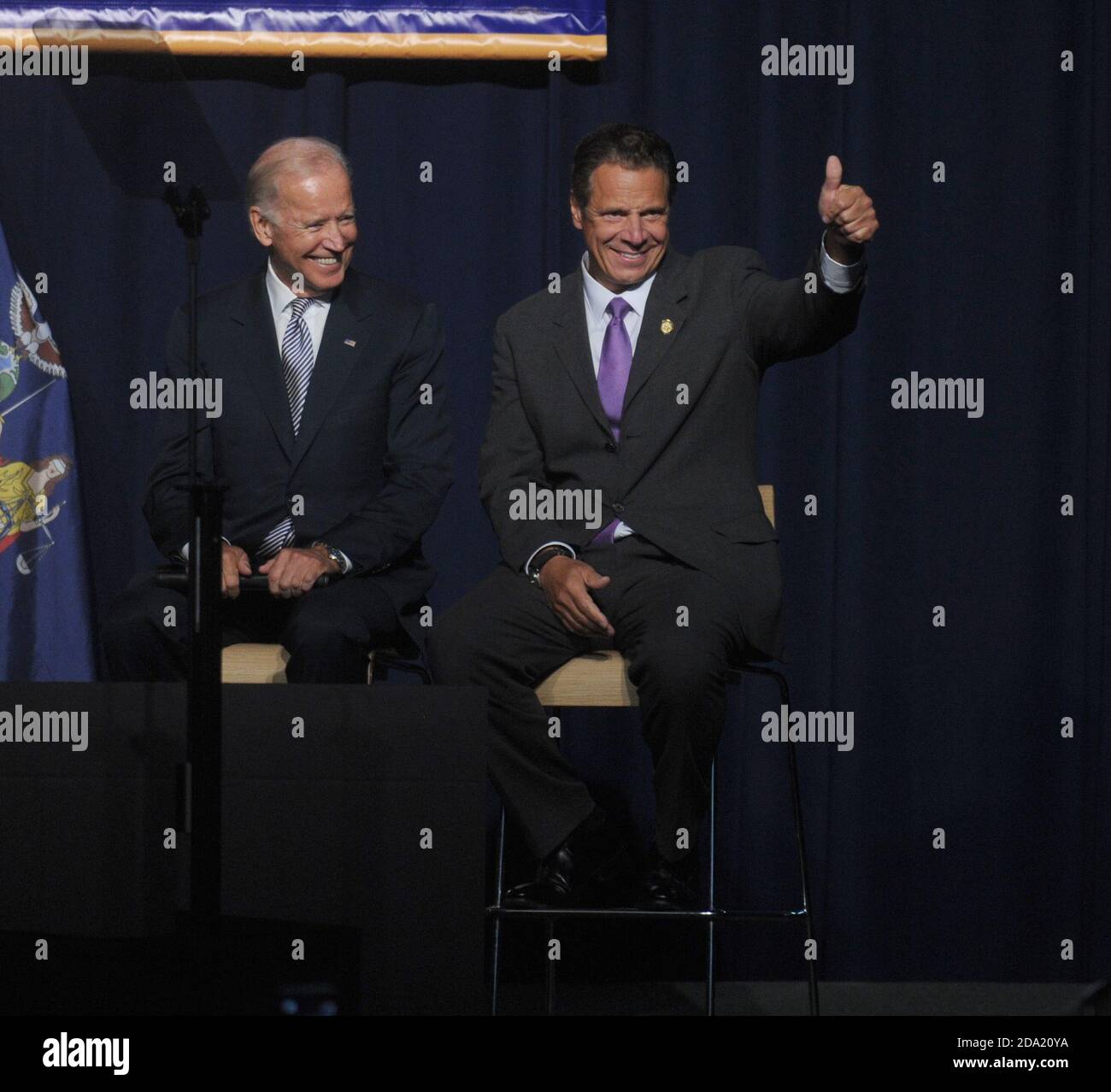 NEW YORK, NY - SETTEMBRE 10: Il Vice Presidente degli Stati Uniti Joe Biden e il Governatore di New York Andrew Cuomo partecipano ad un raduno politico che annuncia il loro sostegno per aumentare il salario minimo per lo stato di New York a 15 dollari all'ora il 10 settembre 2015 a New York City. Il vice presidente americano Joe Biden ha anche detto che vorrebbe vedere il salario minimo federale salito a 12 dollari all'ora. Persone: Vice Presidente Joe Biden, Governatore di New York Andrew Cuomo Credit: hoo-me.com/MediaPunch Foto Stock