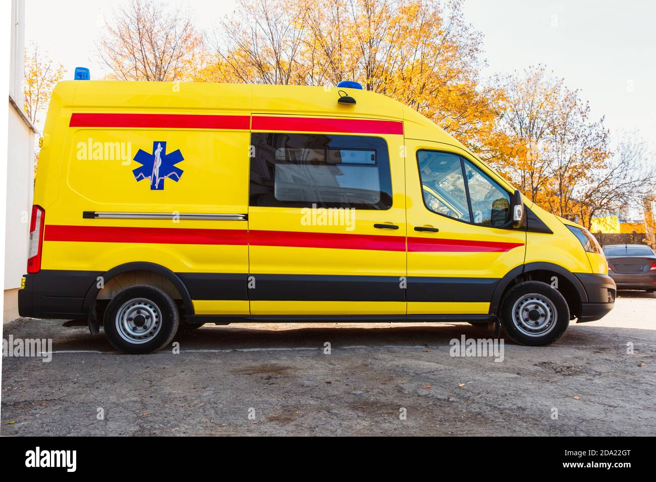 Zaporozhye/Ucraina- Novembre 08 2019 :ambulanza gialla si trova vicino all'ospedale building.side vista di una macchina. Foto Stock