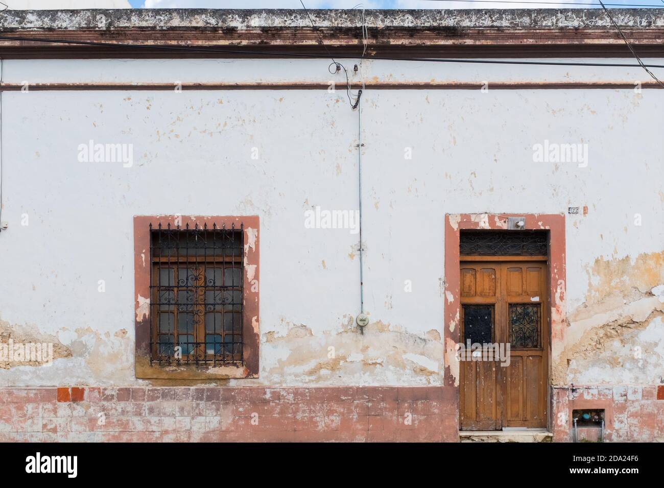 Vecchia facciata decaduta di una casa, centro storico, Merida Messico Foto Stock