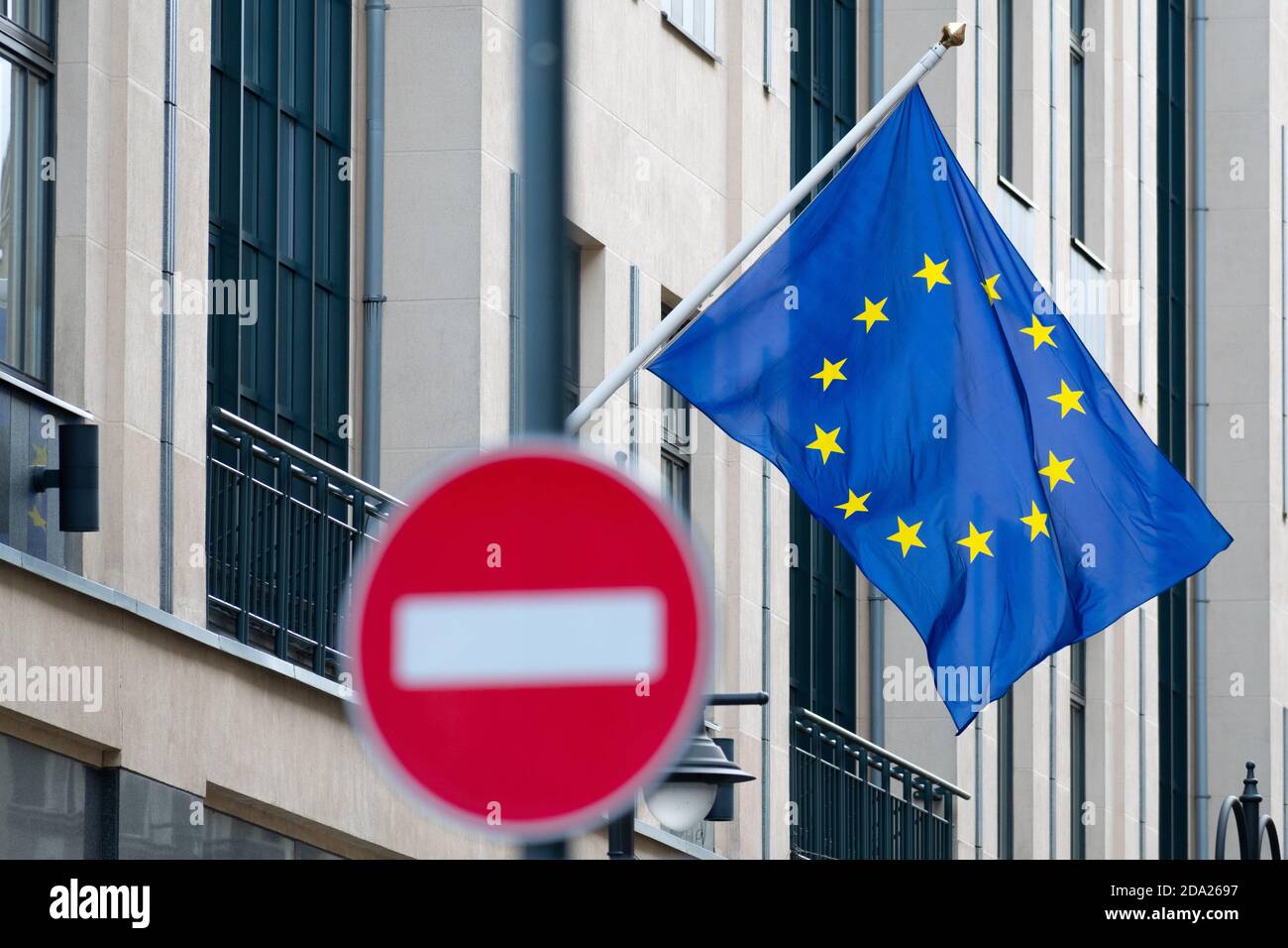 Bandiera dell'Unione europea con segnale rosso e bianco di divieto di ingresso, stop, divieto Foto Stock