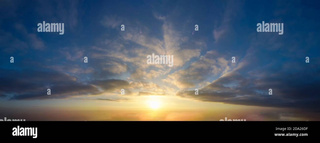 Tramonto cielo panorama con nuvole e arancione bagliore. Foto Stock
