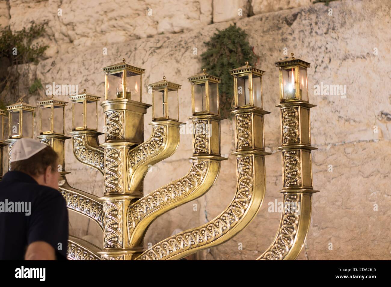 gerusalemme, israele. 22-12-2019. La grande menorah tradizionale nel Muro Occidentale, sullo sfondo delle pietre sfocate Foto Stock