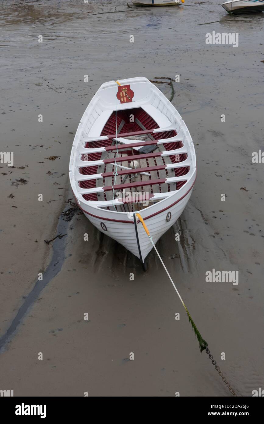 Cornish Pilot Gig Rowing Boat ormeggiata nel porto di St Michael's Mount nella Cornovaglia rurale, Inghilterra, Regno Unito Foto Stock