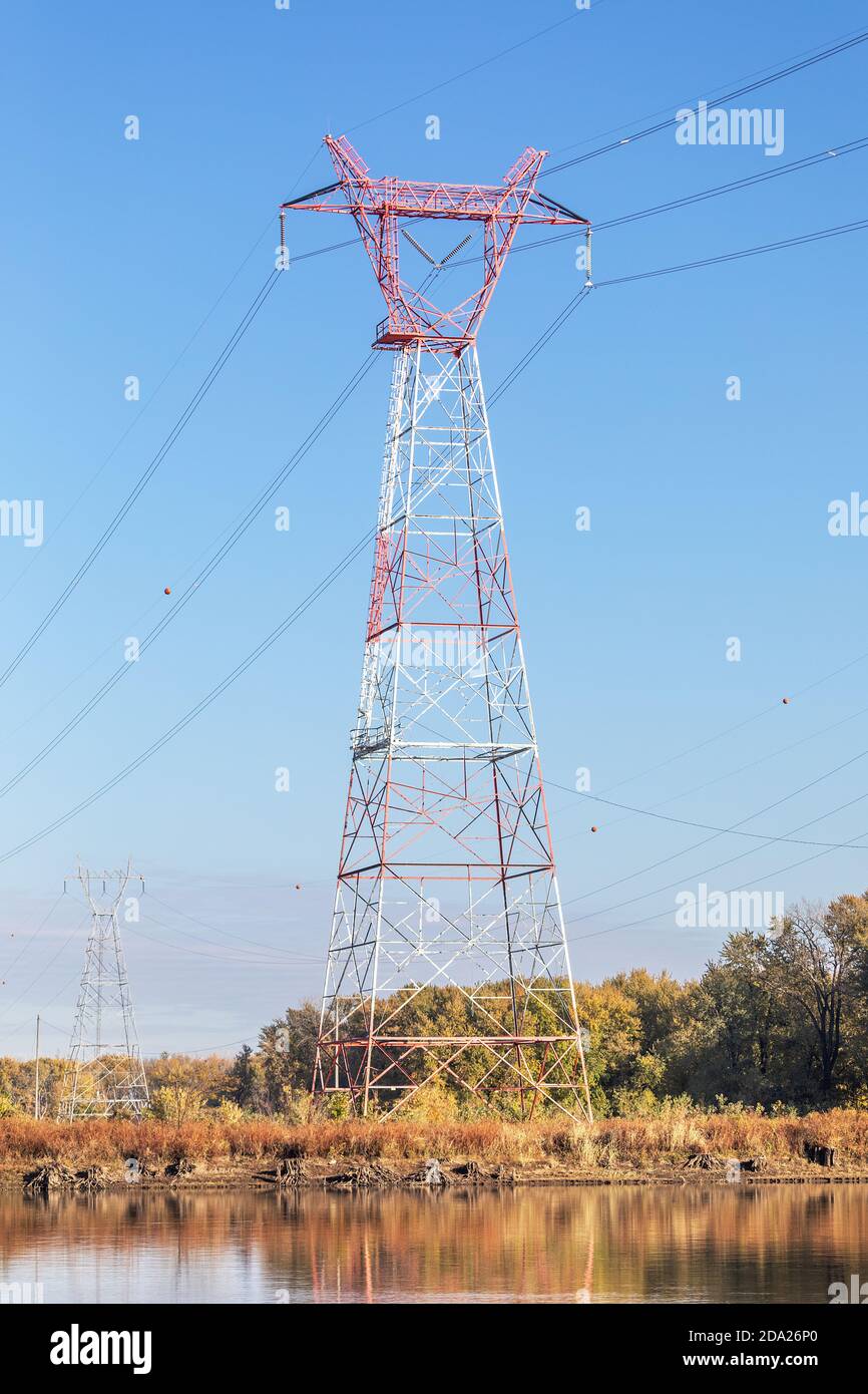 Linee di trasporto che attraversano il fiume Mississippi vicino a Muscatine, Iowa Foto Stock