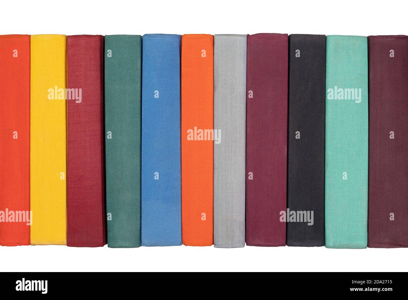 Primo piano con i colorati libri d'epoca delle antiche spine. Isolato su sfondo bianco. Foto Stock