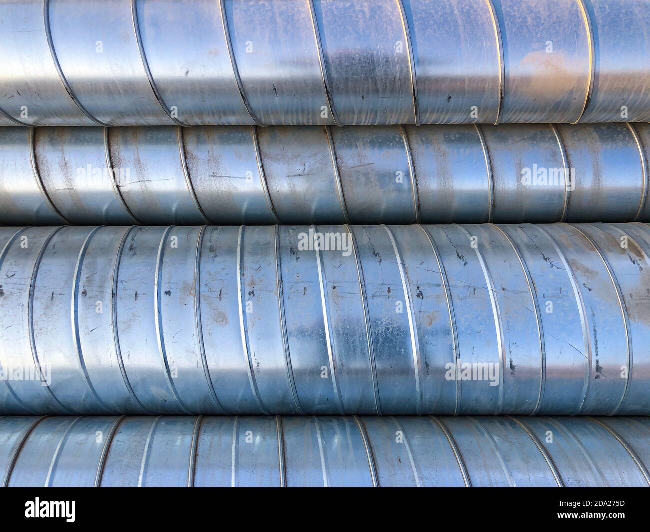 Tubi in metallo halvanizzati per impianti di ventilazione impilati in magazzino Foto Stock