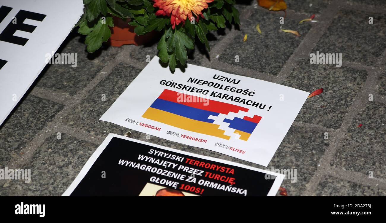 Cracovia / Polonia - 7 novembre 2020: Protesta dell'armeno per accettare il Nagorno-Karabakh come stato di indipendenza, bandiera e testo sui manifesti Foto Stock