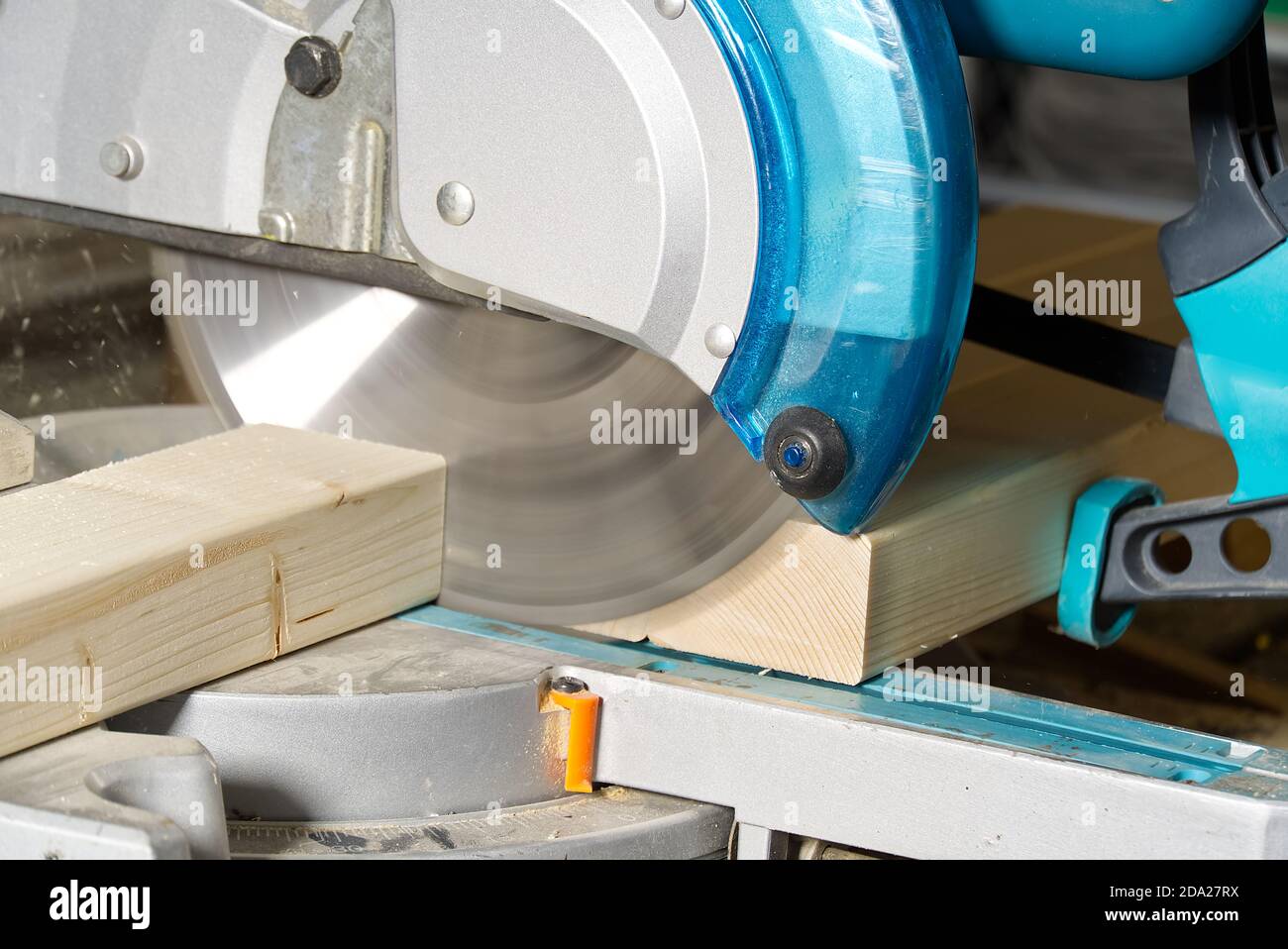 Falegname lavoro con sega circolare per il taglio di barre di legno, l'uomo ha segato barre, costruzione e ristrutturazione casa. Concetto di lavoro del falegname Foto Stock