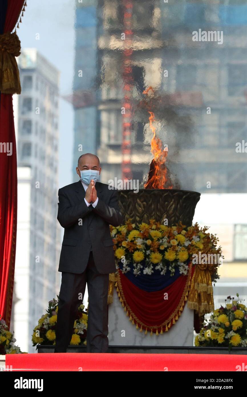 Phnom Penh, Cambogia. 9 Nov 2020. Re cambogiano Norodom Sihamoni partecipa alla celebrazione della Giornata dell'Indipendenza a Phnom Penh, Cambogia, 9 novembre 2020. La Cambogia lunedì ha commemorato il sessantasettesimo anniversario della dichiarazione del giorno dell'Indipendenza dal dominio coloniale francese. Credit: Sovannara/Xinhua/Alamy Live News Foto Stock