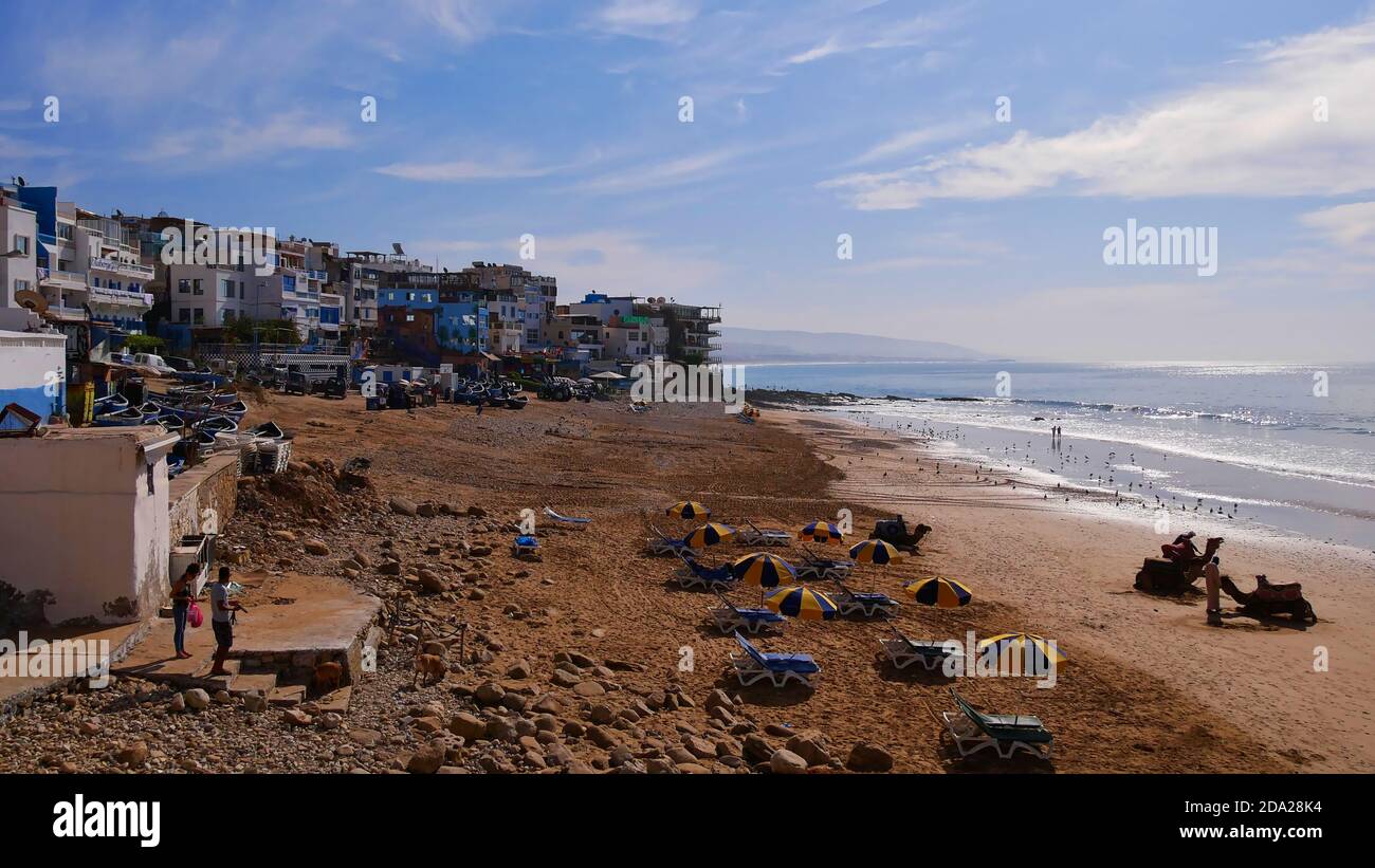 Taghazout, Marocco - 01/03/2020: Vista sulla bellissima spiaggia del villaggio di pescatori di Taghazout, un popolare luogo di surf e destinazione turistica, sulla costa. Foto Stock
