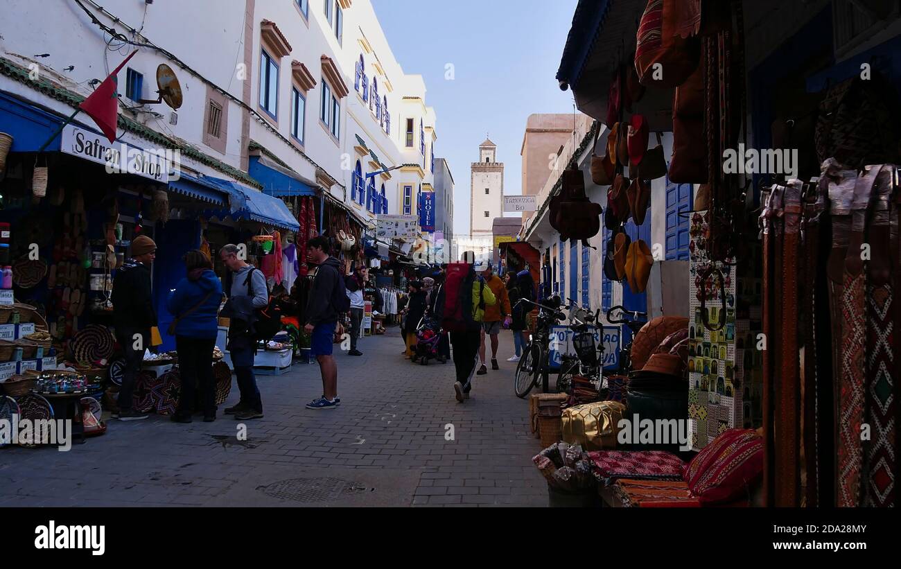 Essaouira, Marocco - 01/04/2020: Scena affollata nelle strette vie del mercato del centro storico (Medina) con turisti in cerca di souvenir e regali. Foto Stock