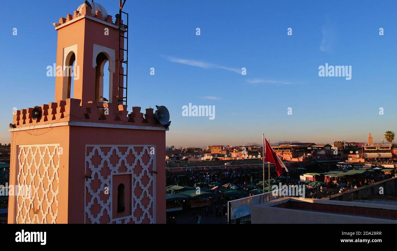 Marrakech, Marocco - 12/25/2019: Veduta aerea della parte orientale della piazza popolare e attrazione turistica Jemaa el-Fnaa nel centro storico. Foto Stock