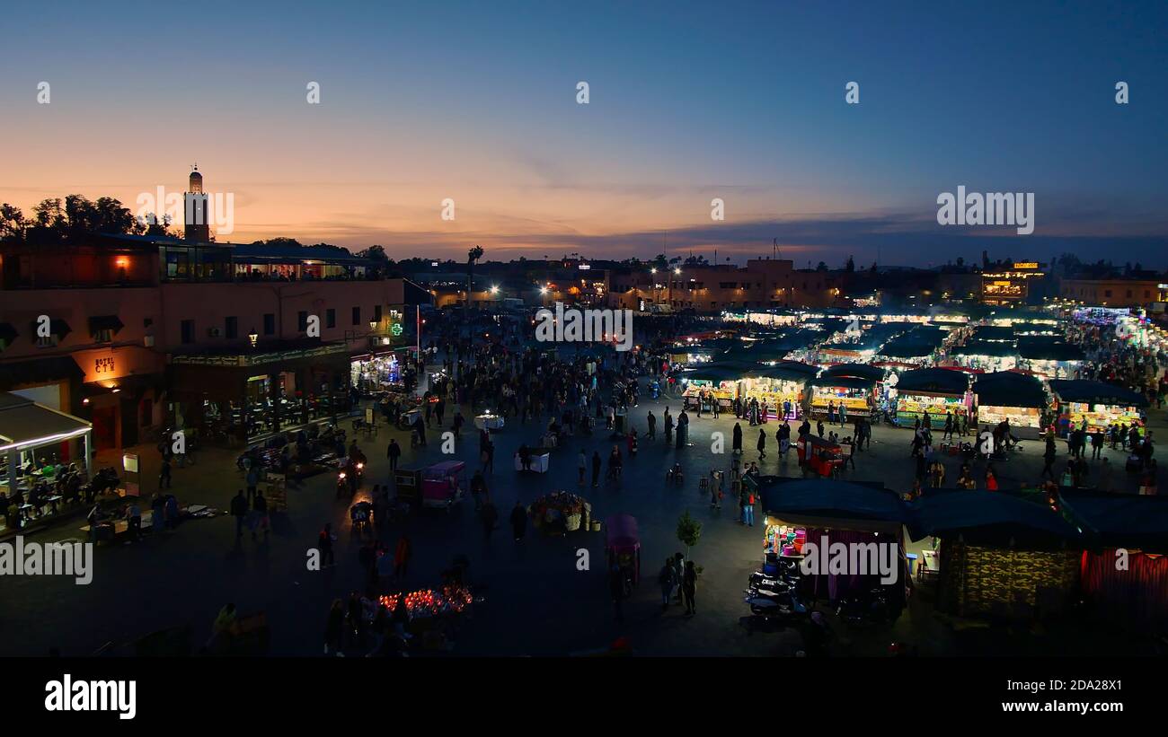 Marrakech, Marocco - 12/25/2019: Veduta aerea della famosa piazza e attrazione turistica Jemaa el-Fnaa nel centro storico (Medina) di Marrakech. Foto Stock