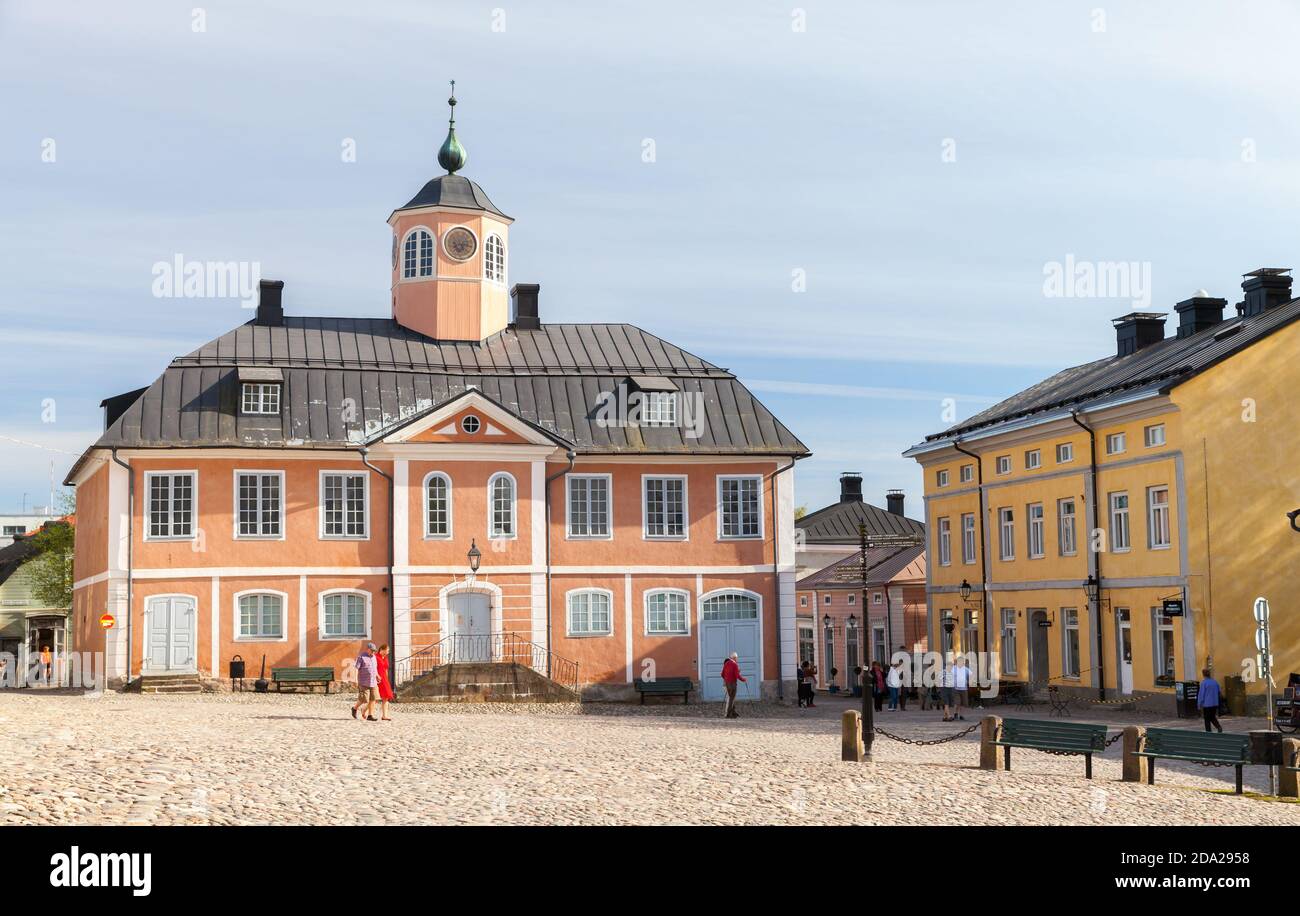 Porvoo, Finlandia - 12 giugno 2015: Municipio uno dei punti di riferimento turistico più popolari della vecchia città di Porvoo. La gente comune cammina per la strada Foto Stock