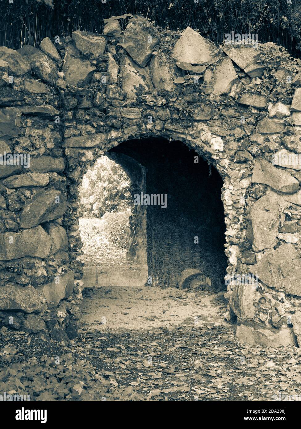 Magical Grotto and Portal, Englefield House Gardens, Englefield Estate, Englefield, Thale, Reading, Berkshire, Inghilterra, Regno Unito, GB. Foto Stock