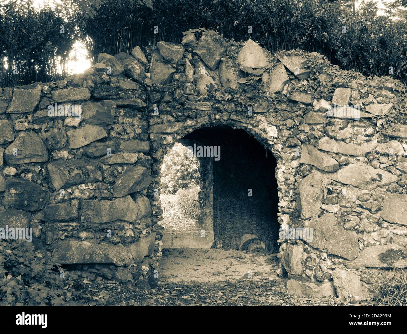 Magical Grotto and Portal, Englefield House Gardens, Englefield Estate, Englefield, Thale, Reading, Berkshire, Inghilterra, Regno Unito, GB. Foto Stock