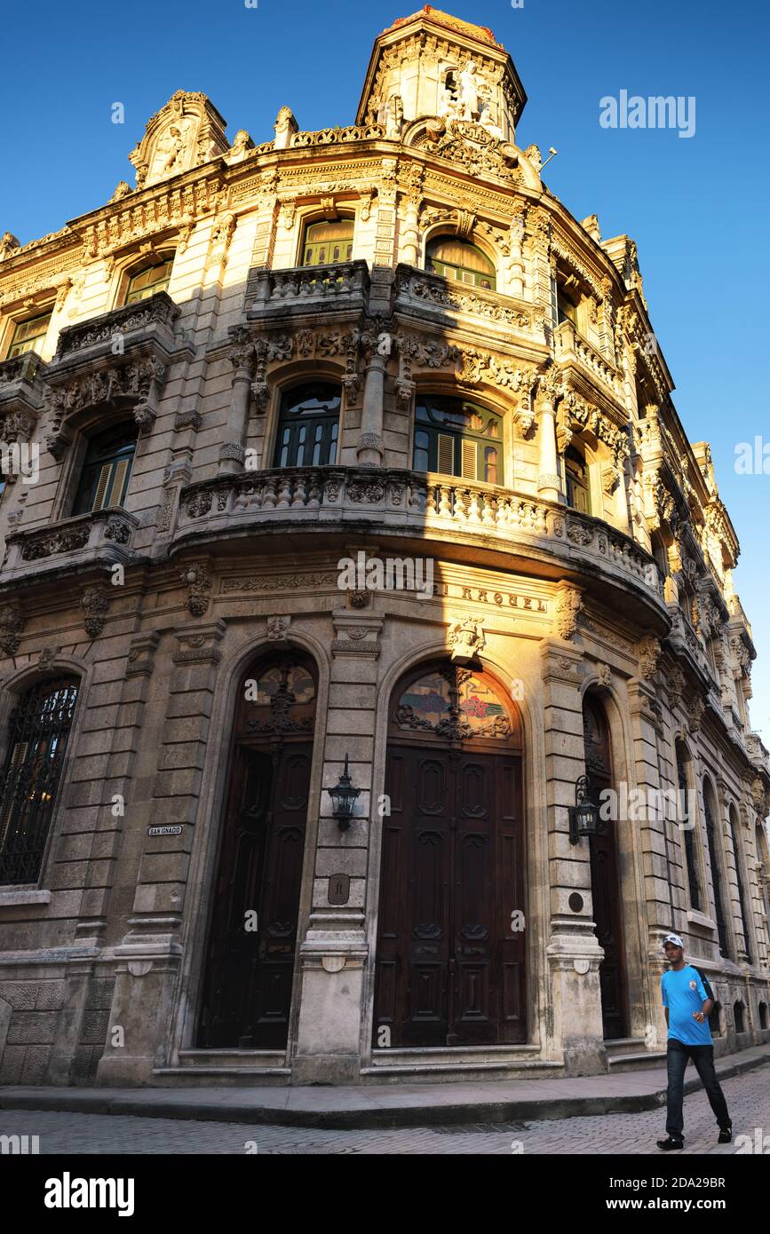 La bella facciata dell'Hotel Raquel sotto la luce del mattino. Struttura barocca dell'architetto Naranjo Ferrer. Foto Stock