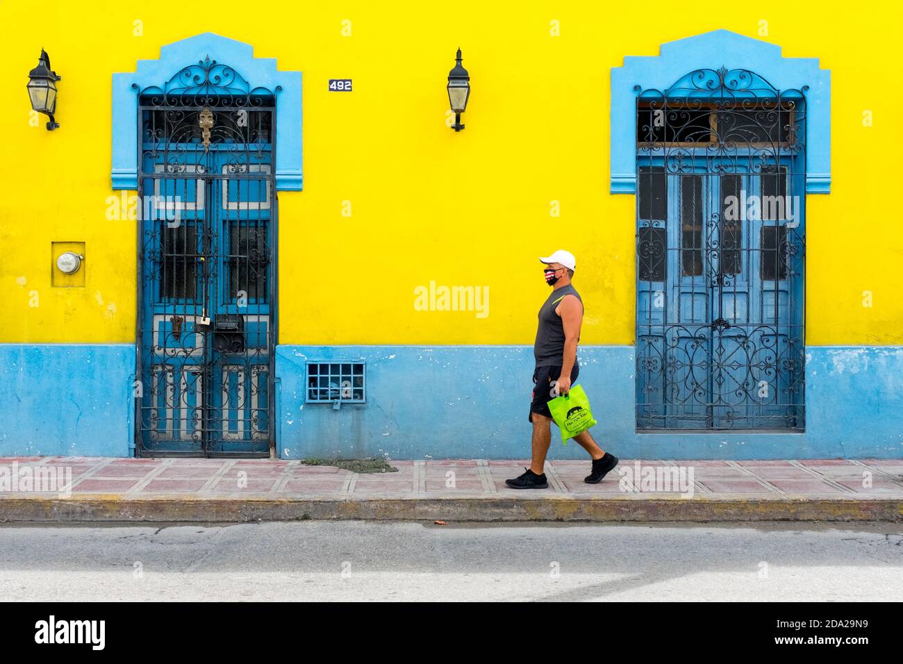 Uomo a piedi , Centro Merida, Merida Messico Foto Stock