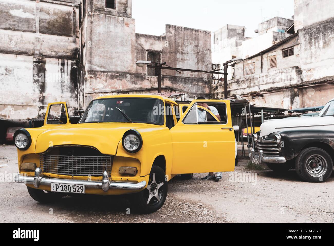 Un'auto d'epoca gialla parcheggiata a Old Havana, Cuba Foto Stock
