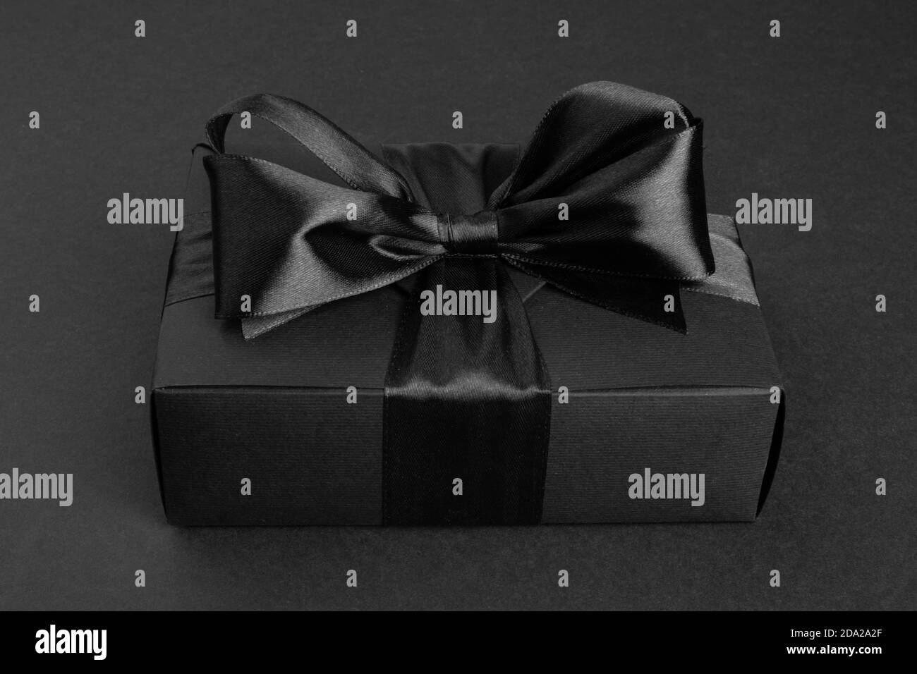 Confezione regalo Black friday con fiocco di nastro design concettuale nero Foto Stock