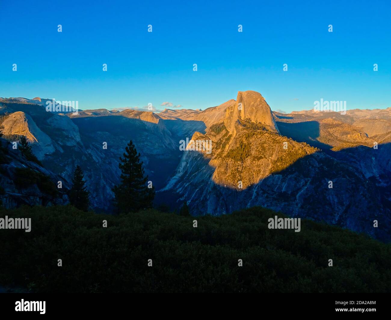 Tramonto a mezza cupola nella valle di Yosemite Foto Stock