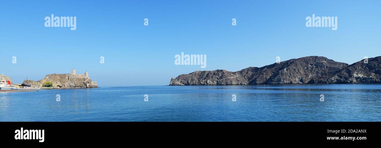 Splendida vista sulla costa dalla Corniche di Mutrah a Oman. Foto Stock