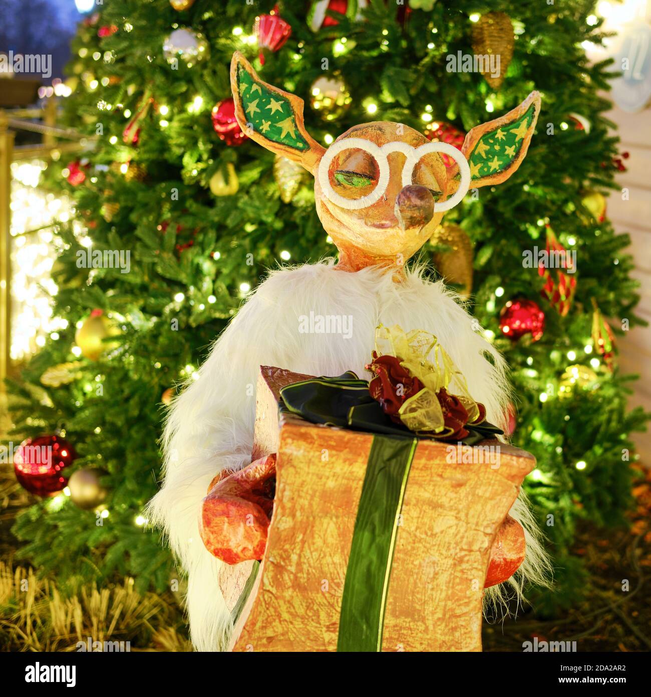 Figurine volpe con un regalo di vicino all'albero di Natale, decorazione per il nuovo anno. Composizione natalizia a Mosca in piazza Manezhnaya - Mosca, Russi Foto Stock